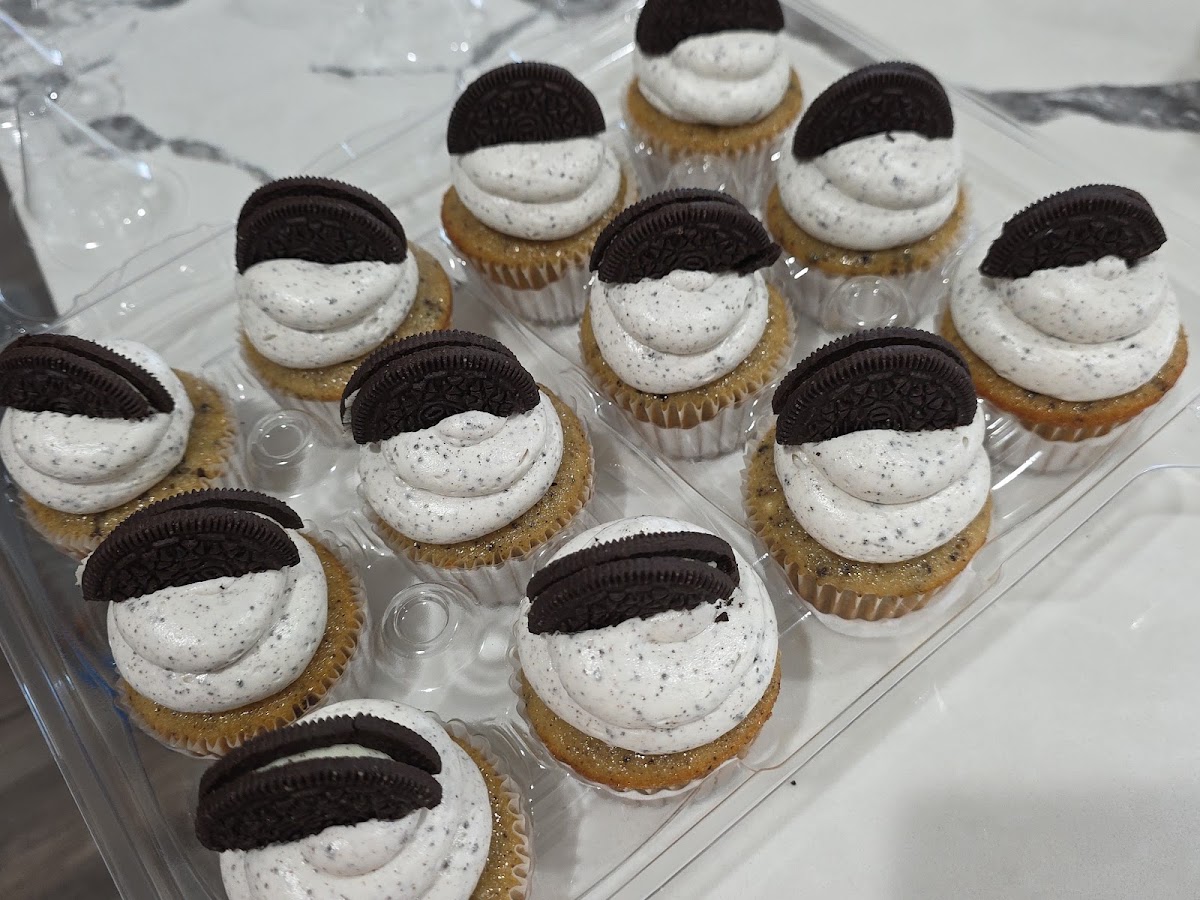 Tray of cookies and cream cupcakes each topped with half an Oreo